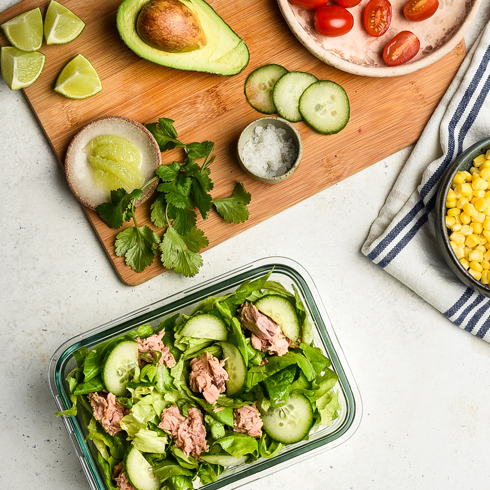 Μαρουλένια σαλάτα με τόνο, καλαμπόκι και αβοκάντο ΣΥΝΤΑΓΗ ΜΠΑΡΜΠΑ ΣΤΑΘΗΣ