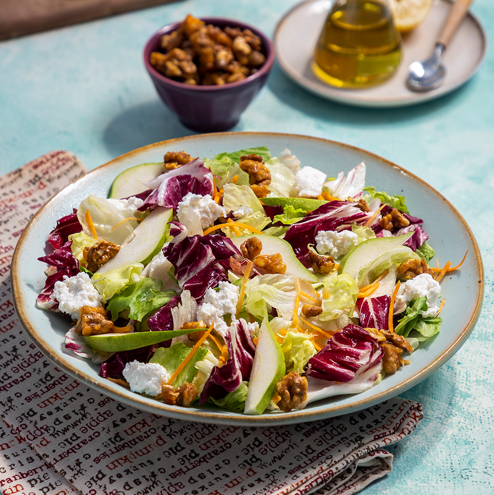 Σαλάτα Αλέγκρα με φέτες αχλάδι, ανθότυρο θρυμματισμένο και καραμελωμένα καρύδια