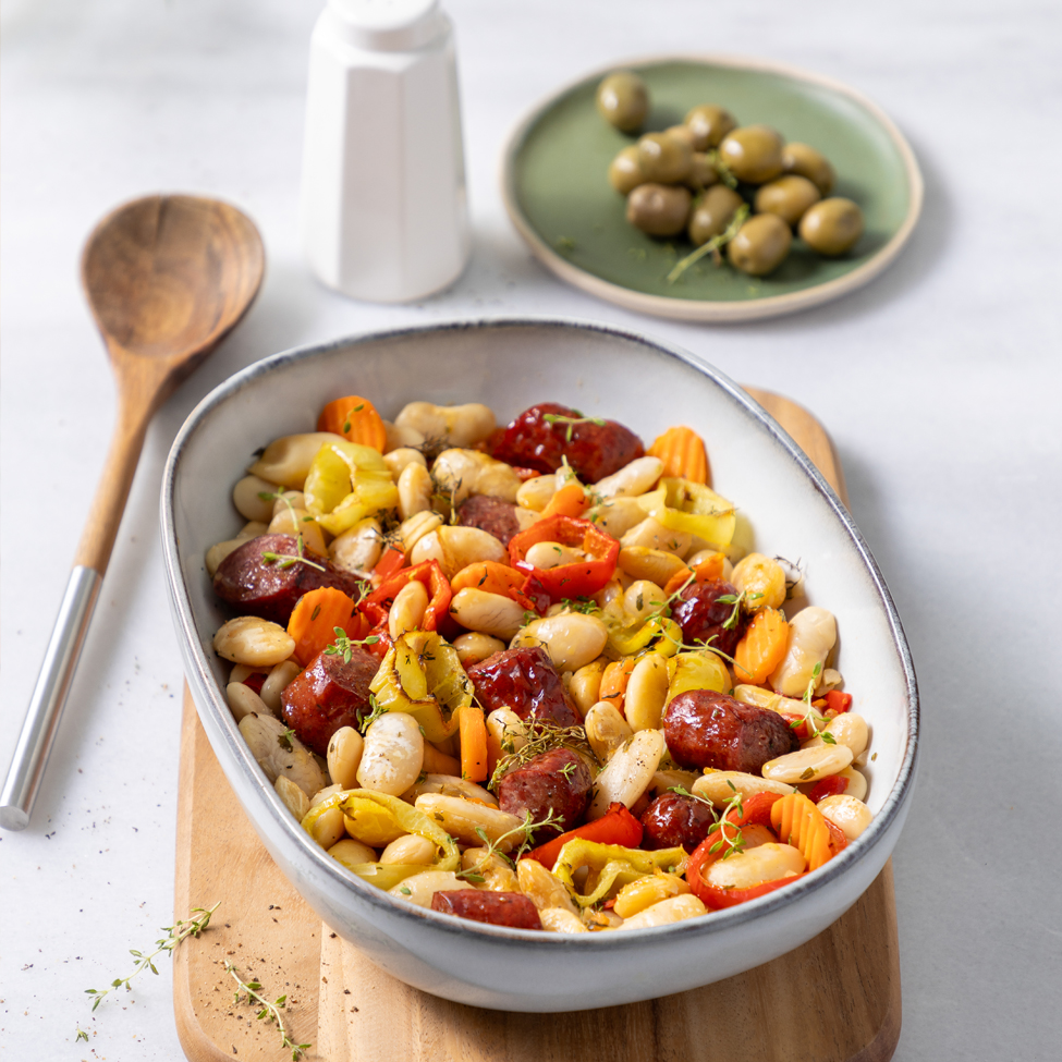 Φασόλια γίγαντες με πιπεριές και λουκάνικα στον φούρνο