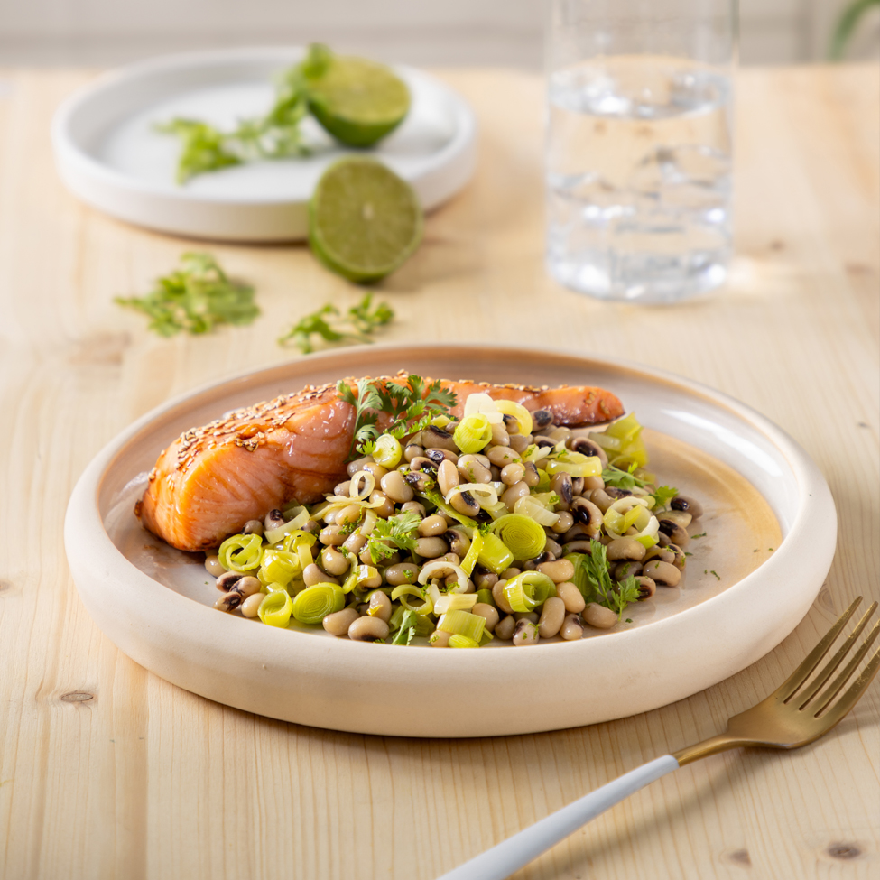 Φασόλια μαυρομάτικα με πράσο και ψητό σολομό με σουσάμι