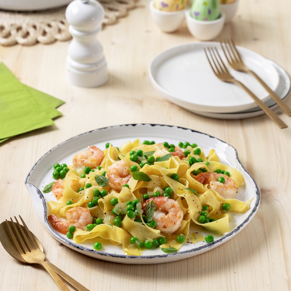 Παπαρδέλες με αρακά, γαρίδες και δυόσμο