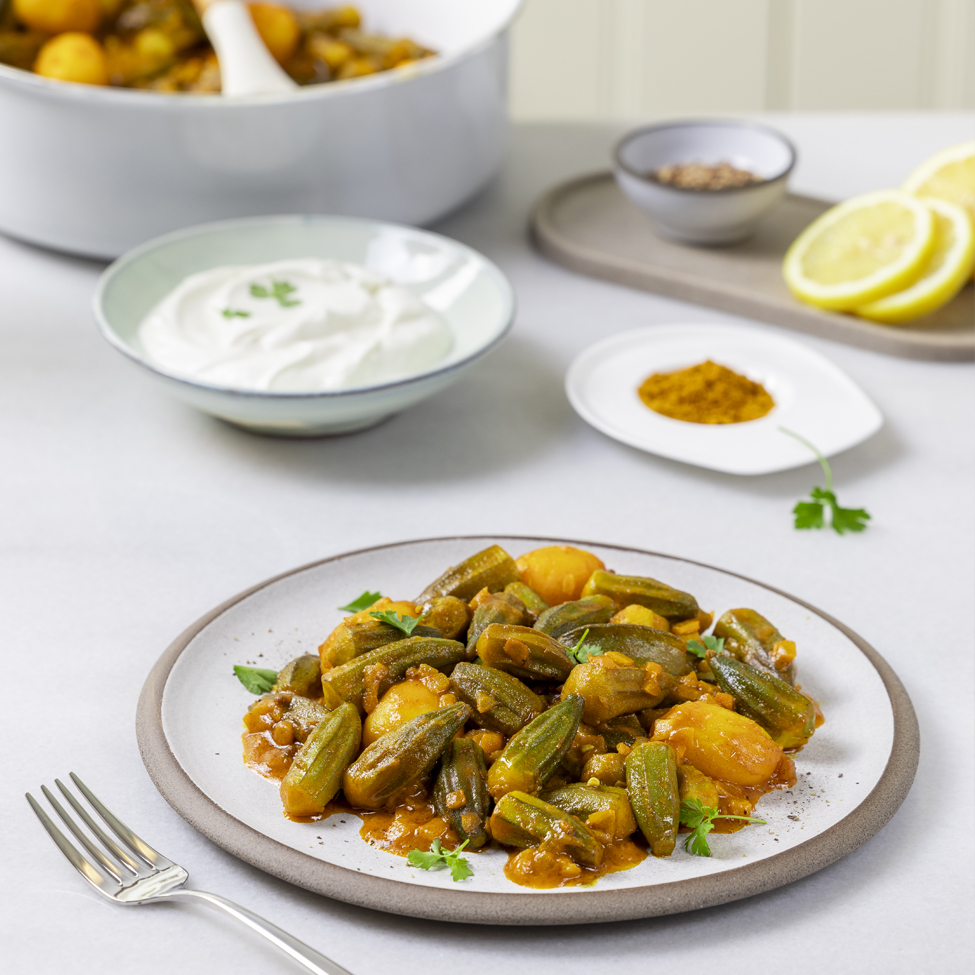 Μπάμιες Αλεξανδρινές και πατατούλες baby σε σάλτσα με κουρκουμά