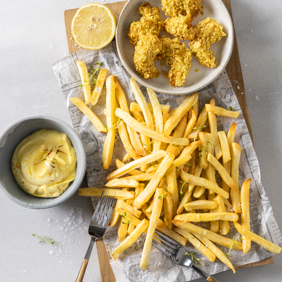 Πλατό με πατάτες κλασικές και γαρίδες πανέ στο air fryer με σως σαφράν