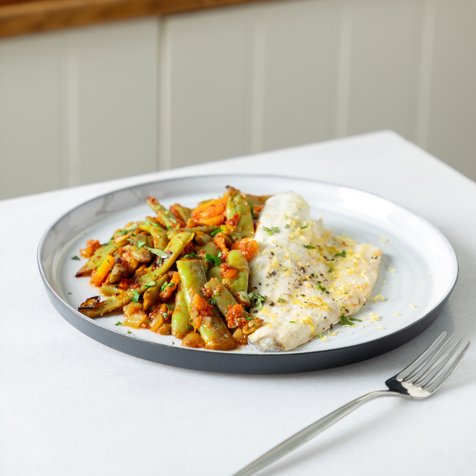 Φασολάκια γιαχνί με λαβράκι στον φούρνο