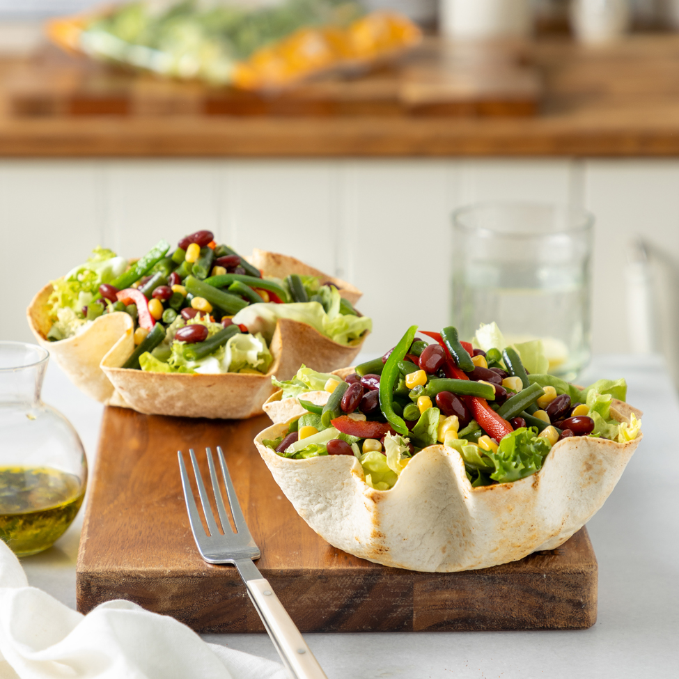 Σαλάτα mexicana μέσα σε μπολ φτιαγμένα από τορτίγιες