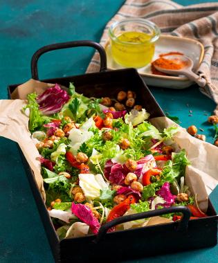 ΣΑΛΑΤΑ ΦΡΙΖΑΤΗ ΜΕ ΠΙΠΕΡΙΕΣ ΦΛΩΡΙΝΗΣ ΚΑΙ ΤΡΑΓΑΝΑ ΡΕΒΙΘΙΑ ΜΕ ΚΑΠΝΙΣΤΗ ΠΑΠΡΙΚΑ