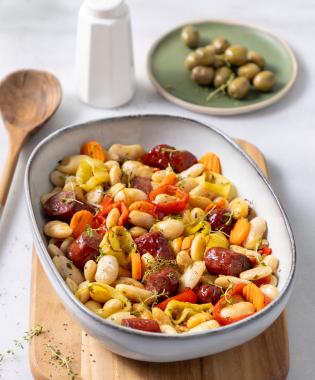 Φασόλια γίγαντες με πιπεριές και λουκάνικα στον φούρνο