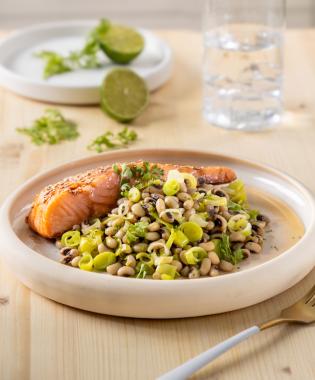 Φασόλια μαυρομάτικα με πράσο και ψητό σολομό με σουσάμι