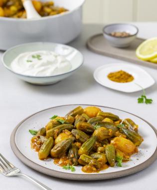 Μπάμιες Αλεξανδρινές και πατατούλες baby σε σάλτσα με κουρκουμά