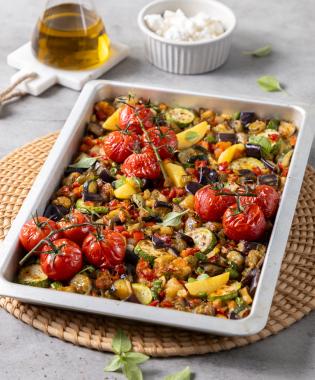 Μπριάμ στον φούρνο με ψητά τσαμπιά ντοματίνια και ξυνομηζήθρα