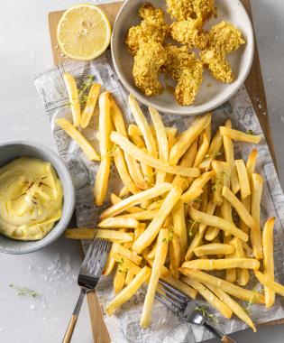 Πλατό με πατάτες κλασικές και γαρίδες πανέ στο air fryer με σως σαφράν