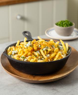 Cheesy πατάτες deli-κάτεςμε γραβιέρα Νάξου, γκοργκοντζόλα και τσένταρ