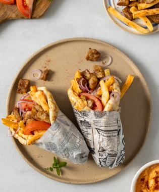 Τυλιχτό με φυτικό γύρο και πικάντικη σως πιπεριάς