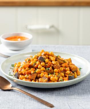 Ρεβίθια με μελιτζάνες στον φούρνο με πάστα καυτερής πιπεριάς