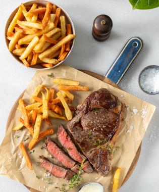 Rib eye με σως béarnaise και τραγανές δίχρωμες γλυκοπατάτες