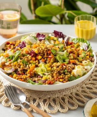 Σαλάτα ζεστή-κρύα με φακές με λαχανικά και βινεγκρέτ εσπεριδοειδών