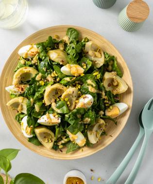 Σαλάτα με φρέσκο σπανάκι, αγκινάρες και dressing παρμεζάνας