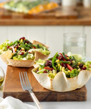 Σαλάτα mexicana μέσα σε μπολ φτιαγμένα από τορτίγιες