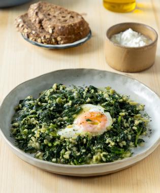 Σπανακόρυζο με αβγά μάτια