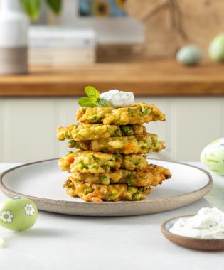 Τηγανίτες με αρακά λαδερό και λεμονάτο dip