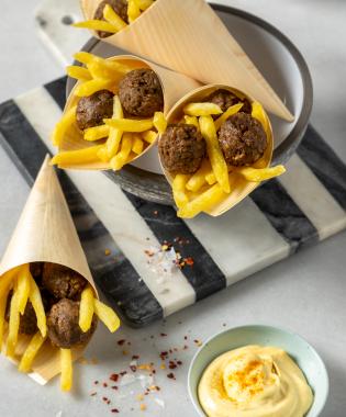 Φυτικά κεφτεδάκια με πατάτες σε χωνάκια με πικάντικη σως